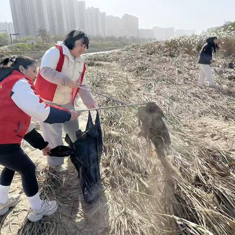 【红色等驾坡】“志愿之城 同心西安”之暖山社区组织开展浐河河道垃圾清理活动