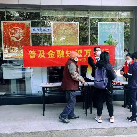 三月雷锋行，服务暖人心