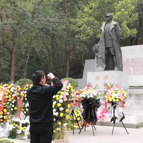 “缅怀革命先烈   弘扬爱国精神”塔子湖街道新苗社区清明祭扫活动