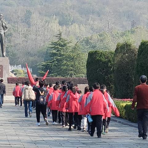 寻红色基因 植家国情怀 ——永林小学师生祭扫陈独秀先生墓实践活动