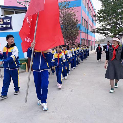 祭扫名人墓地,缅怀文化先贤——阡东学区清明节祭扫活动