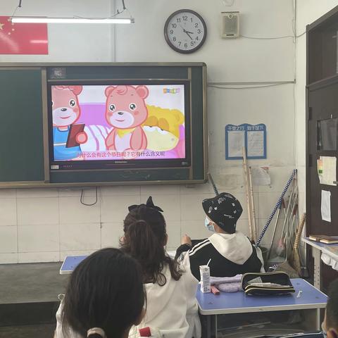 【龙西·少先队】致敬每一个闪光的她——龙泉西里小学庆祝妇女节活动