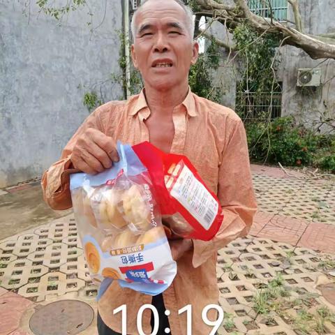 台风过后为高龄独居老人送温暖