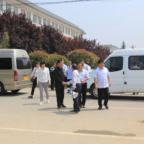 人大常委进校园    情系职教促发展 ——新野县人大常委会党组书记郭恩建等领导莅临春晖中职校视察工作