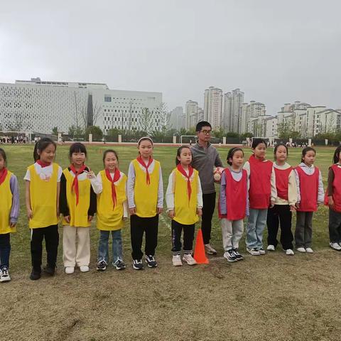智慧果绿茵逐梦！三（3）班足球赛，把热爱踢进春天里 ⚽🌱