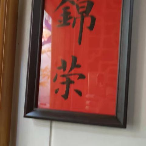 过大年：传统氛围与美食的温暖交织