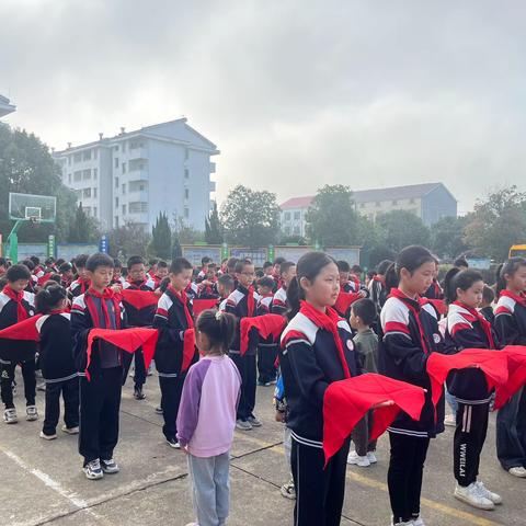 队旗飘扬筑梦想，童心立志向未来——黄沙街镇中心小学举行庆祝少先队建队74周年暨新队员入队仪式