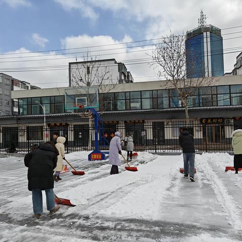 寒雪纷飞满校园 清雪除冰暖人心