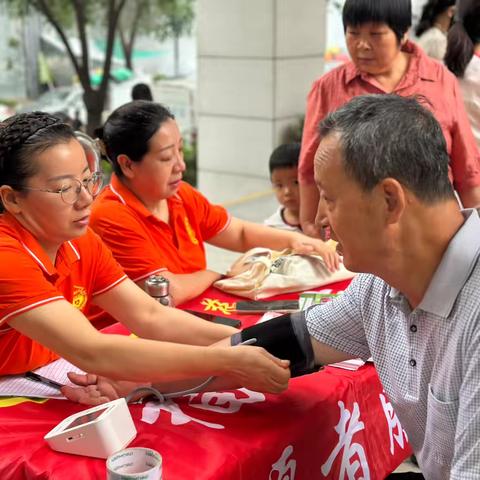 万象春天社区8月便民集市暖心开集