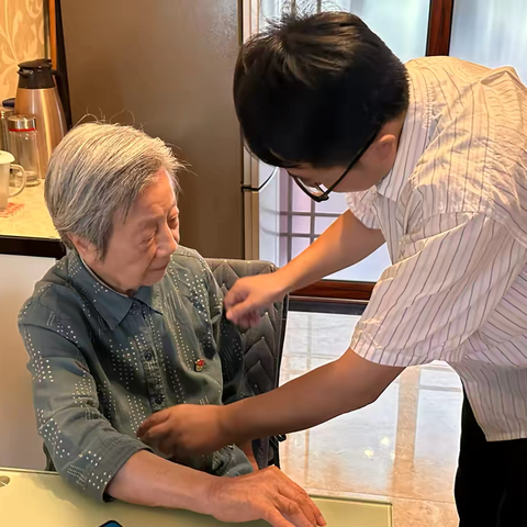 万象春天社区党总支：“送学上门”暖人心，情系老党员显担当