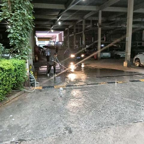 ［莲湖 红庙坡］北火巷社区雨中坚守全力保障辖区卫生环境