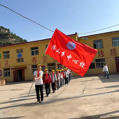 涔山乡中心校“走进悬空村”研学活动 风景在路上，研途皆成长