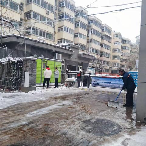 南村街道:扫雪除冰保畅通，物业清雪在行动