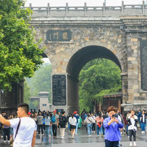 龙门石窟历千年     鬼斧神工紧密连