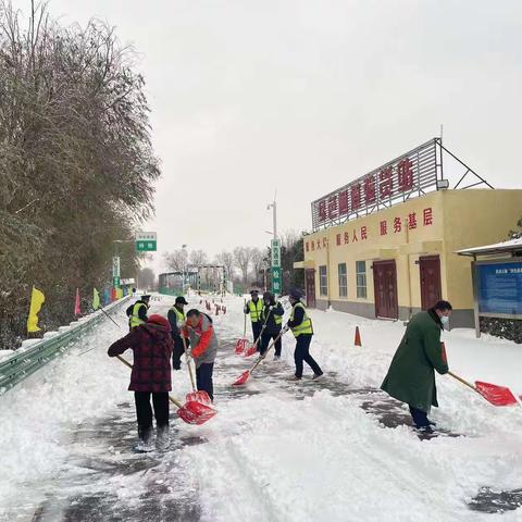 大广豫冀省界绿通站做好除雪保畅，服务司乘工作