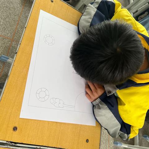 锁龙严家庄小学开展安全手抄报活动简讯