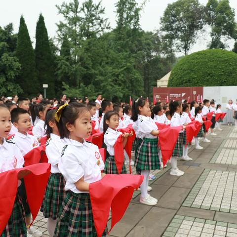 童心向党立宏志，领巾飘扬逐梦想 ———鼎山小学举行少先队入队仪式