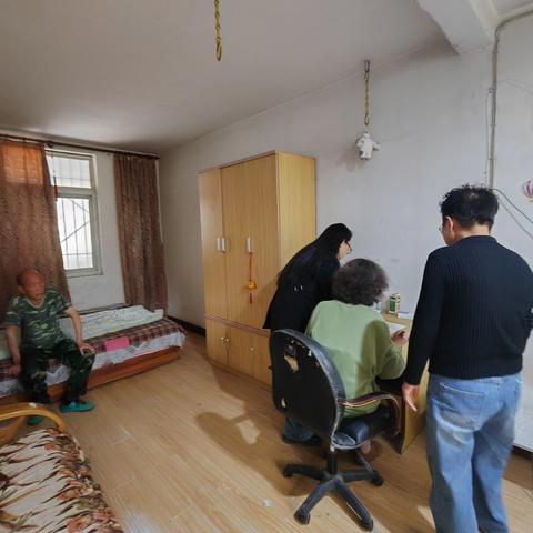 六方格‖严把“低保关” 守好“救助门”——西六路社区开展低保复审入户工作