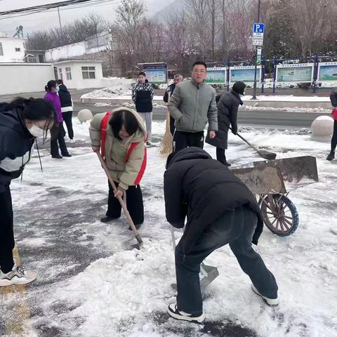 大雪纷飞至 我站扫雪忙