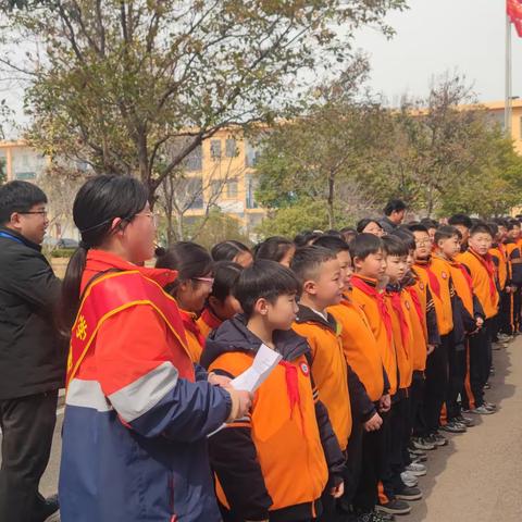鲍沟中学组织参观学习雷锋展室