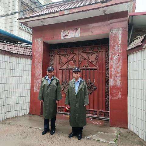 稳定促发展，平安保和谐——示范区梁苑办事处专职巡防队雨天开展平安建设巡逻