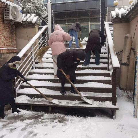 泉城路街道临湖社区开展扫雪除雪活动，保障居民安全出行