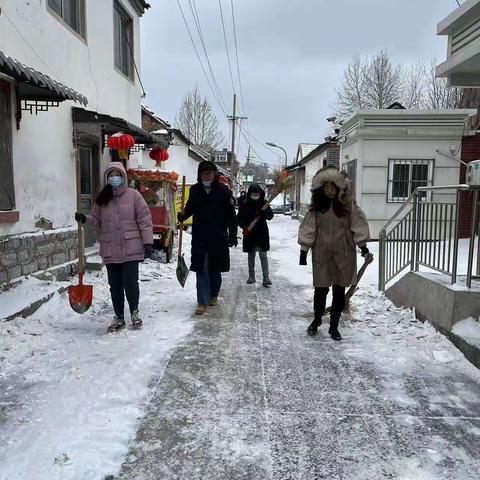 泉城路街道临湖社区开展破冰铲雪活动，保障居民安全出行