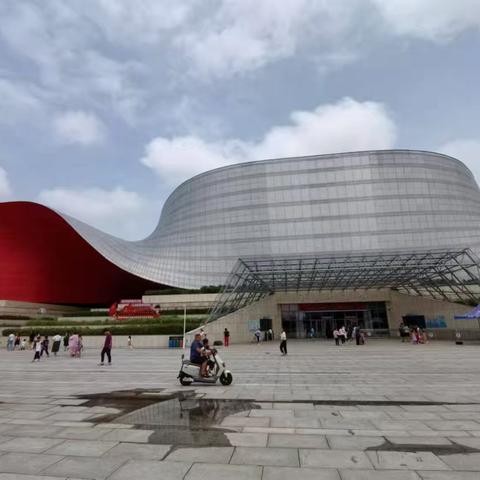 探秘科技馆，体验科技魅力。