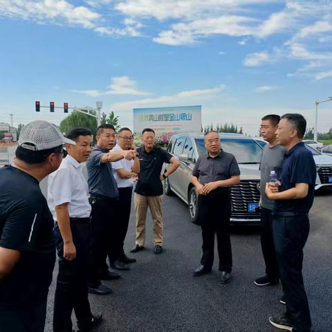 8月19日上午，市公路中心党组书记、主任董思学一行深入定陶区公路中心一线调研