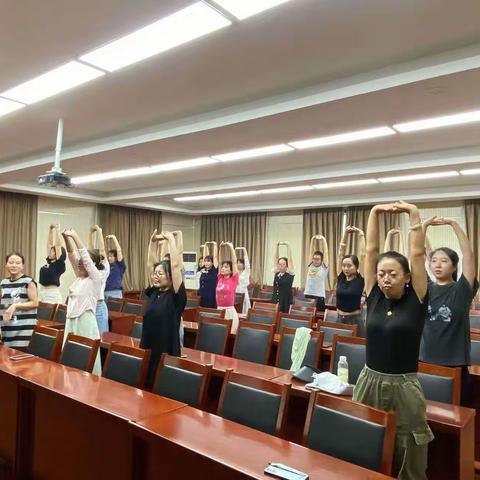 “瑜”悦身心 活力“伽”倍--新城区自强路街道总工会组织开展公益瑜伽课（二）