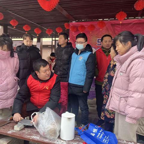 新城区自强路街道向荣社区工会开展“公益磨刀理发进社区  服务职工暖人心”志愿活动