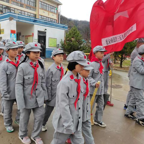 缅怀革命先烈，传承红色基因，争做时代新人——南泥湾红军小学清明节祭扫活动