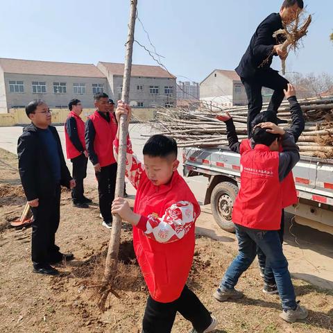 万堤镇党委政府领导参加前屯小学植树活动