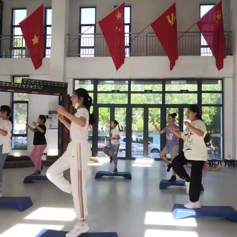 健美操社团的活力训练日常