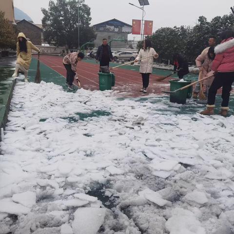 瑞昌市高丰中心小学––新春瑞雪至 开学扫雪忙