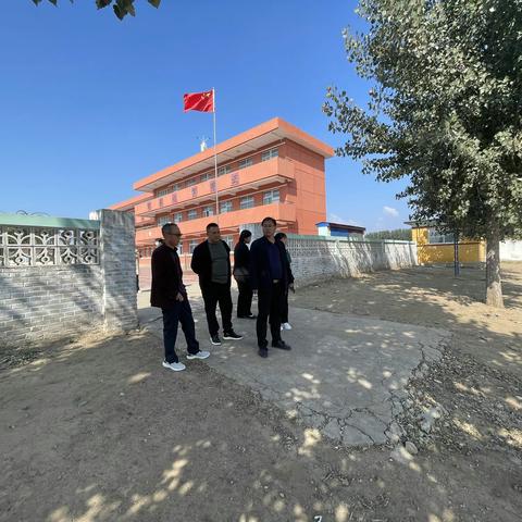 中堡教育组检查辖区学校迎接市督导检查工作