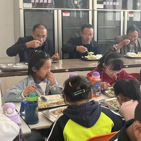 “食”光有你，“味”爱陪餐——星伟希望小学食品安全陪餐日