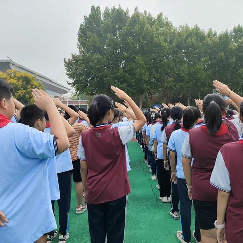 国旗飘扬新学期，昂首阔步向未来——高新区实验学校小学部升旗仪式