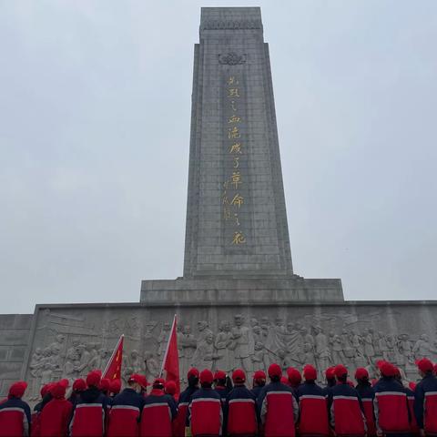 缅怀革命先烈 ， 弘扬爱国精神—排市镇中心完全小学清明节烈士陵园扫墓活动