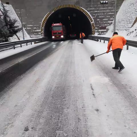 扫雪除冰保畅通，临汾公路在行动