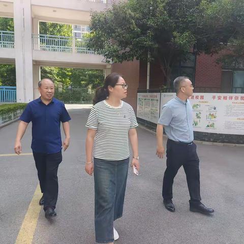 沁阳市教体局党组成员、副局长牛培培到沁阳市实验中学调研指导开学工作