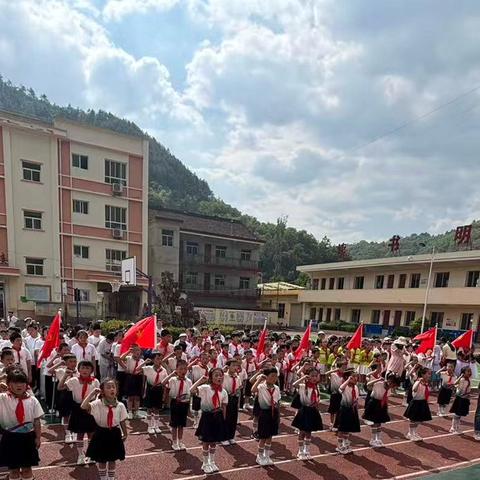 “牢记党的教导 争做强国少年”柞水县曹坪镇中心小学少先队入队仪式活动纪实