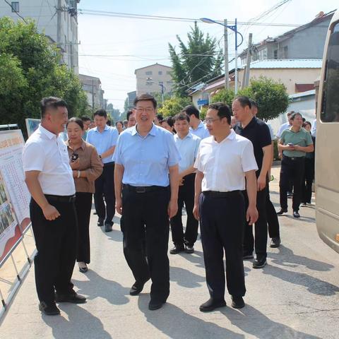 开封市委组织部副部长李勇带队观摩通许县冯庄乡“五星”支部创建暨农村人居环境整治提升工作