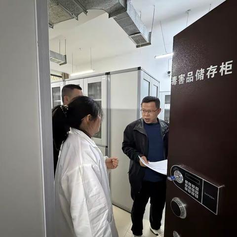 筑牢实验室安全防线 守护校园平安稳定—— 湾里一中开展实验室危险化学品安全专项检查