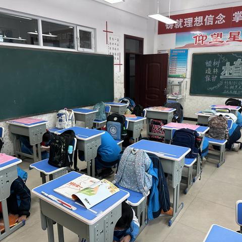 查干屯格中心小学地震演练