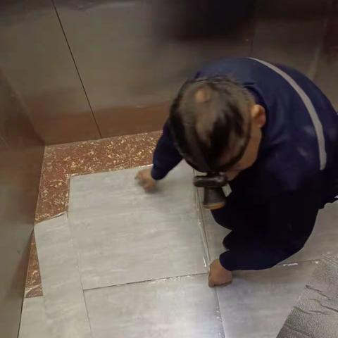 【谭家街道浪琴湾社区】冬日暖心行动——更换电梯里地砖