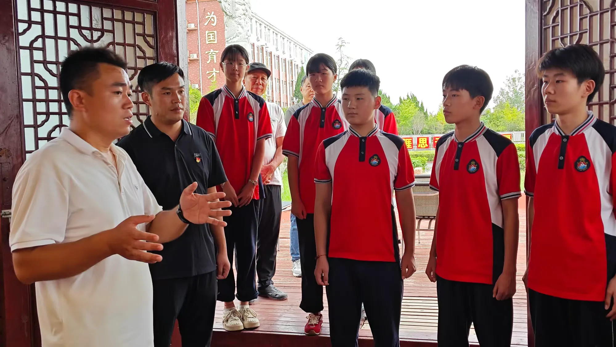 简篇-红船映初心,奋斗正当时 一一天元中学召开纪念抗战胜利 80周年主题党员民主生活会