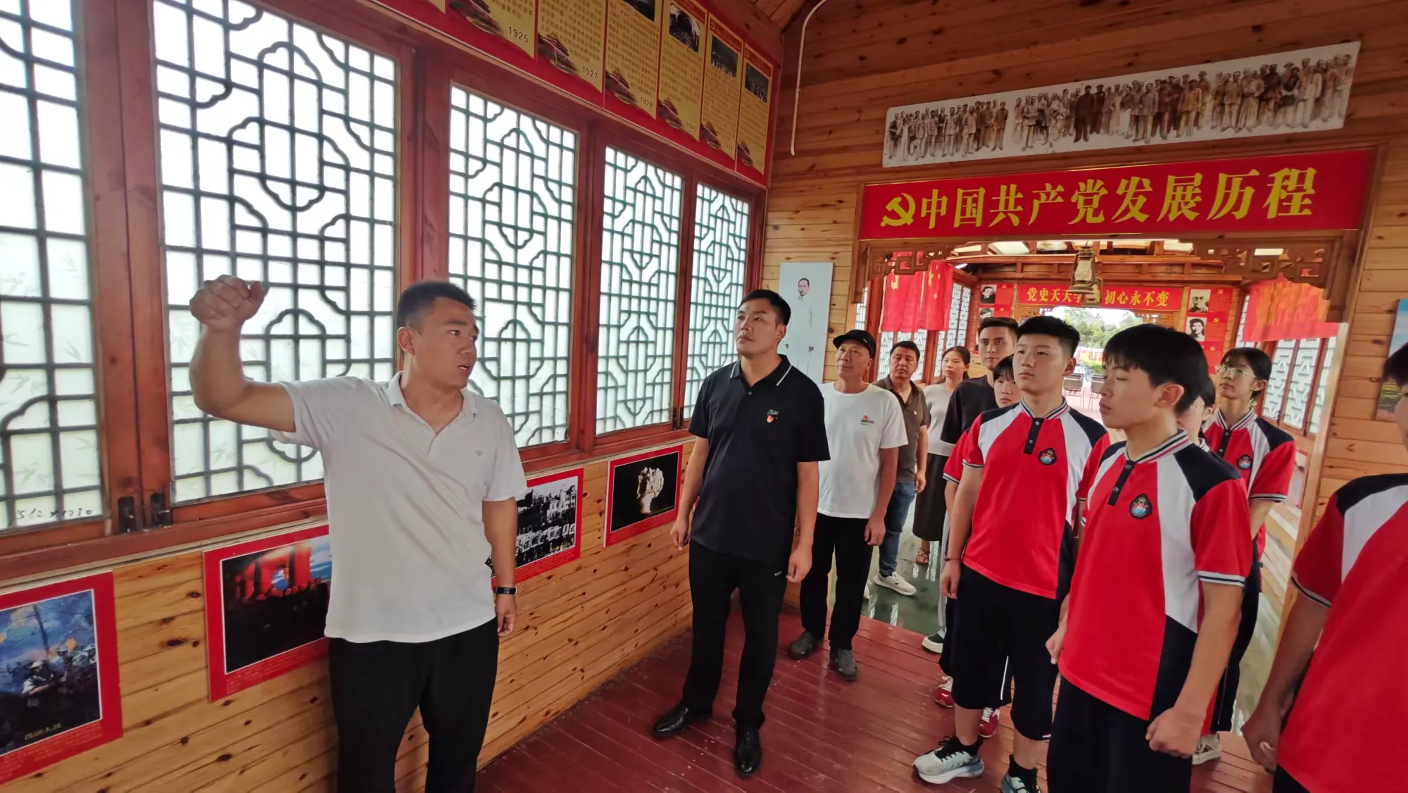 简篇-红船映初心,奋斗正当时 一一天元中学召开纪念抗战胜利 80周年主题党员民主生活会