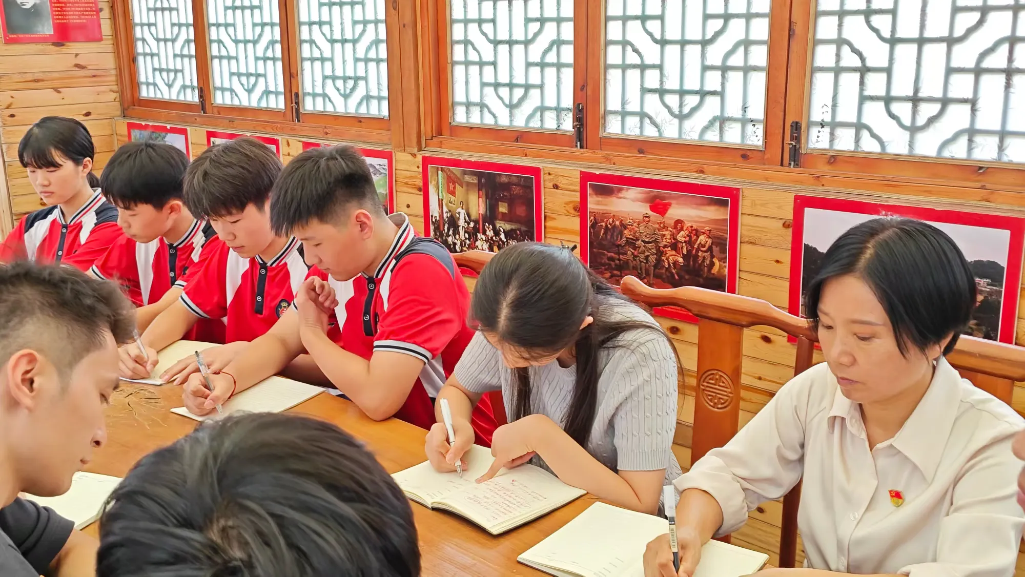 简篇-红船映初心,奋斗正当时 一一天元中学召开纪念抗战胜利 80周年主题党员民主生活会