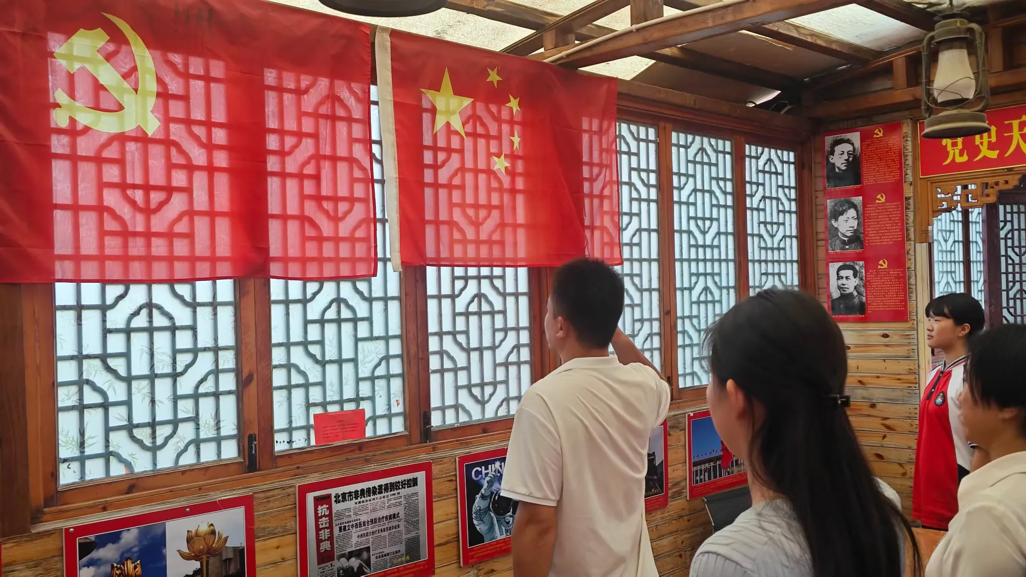 简篇-红船映初心,奋斗正当时 一一天元中学召开纪念抗战胜利 80周年主题党员民主生活会